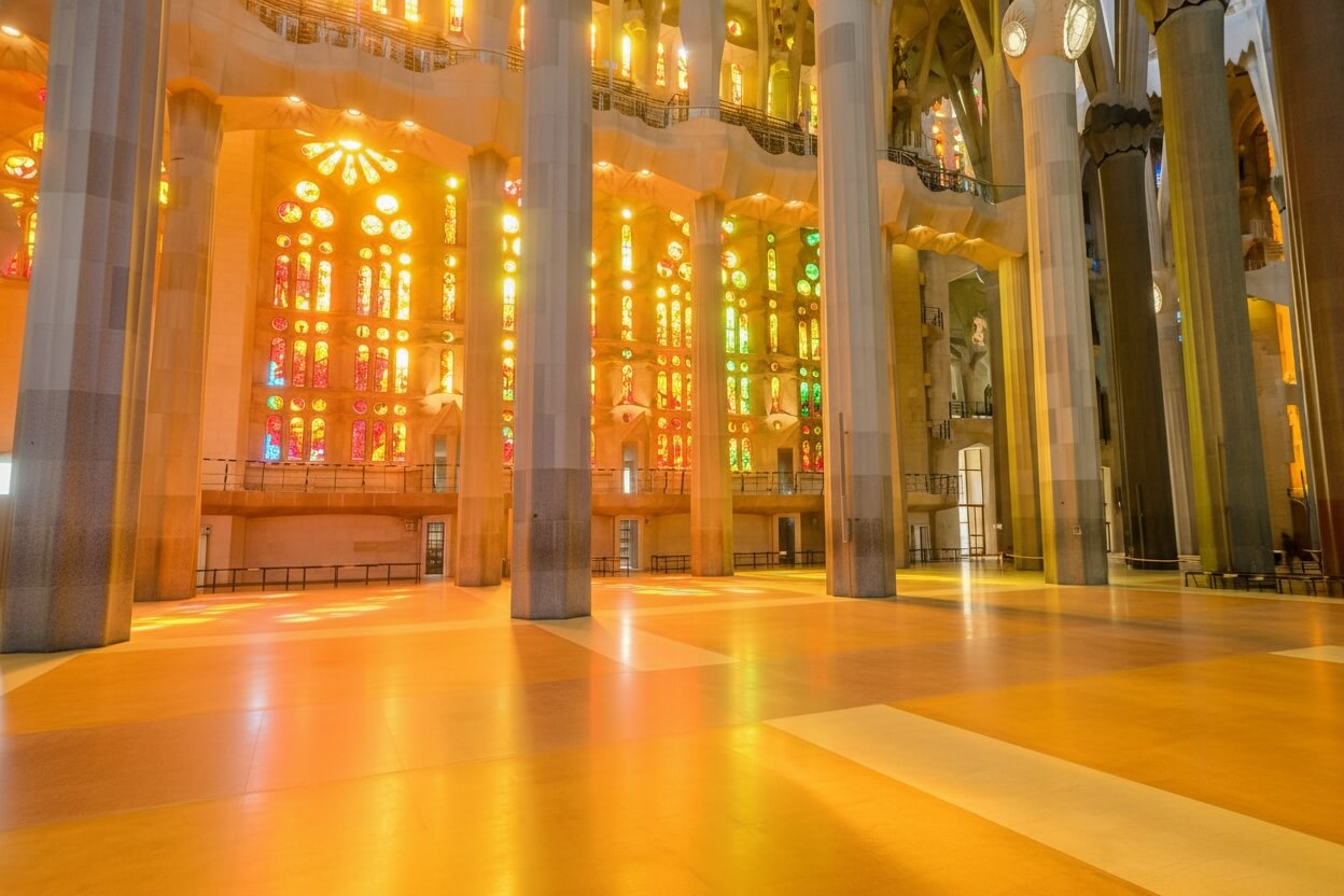 Intérieur de la Sagrada Familia, colonnes et lumière