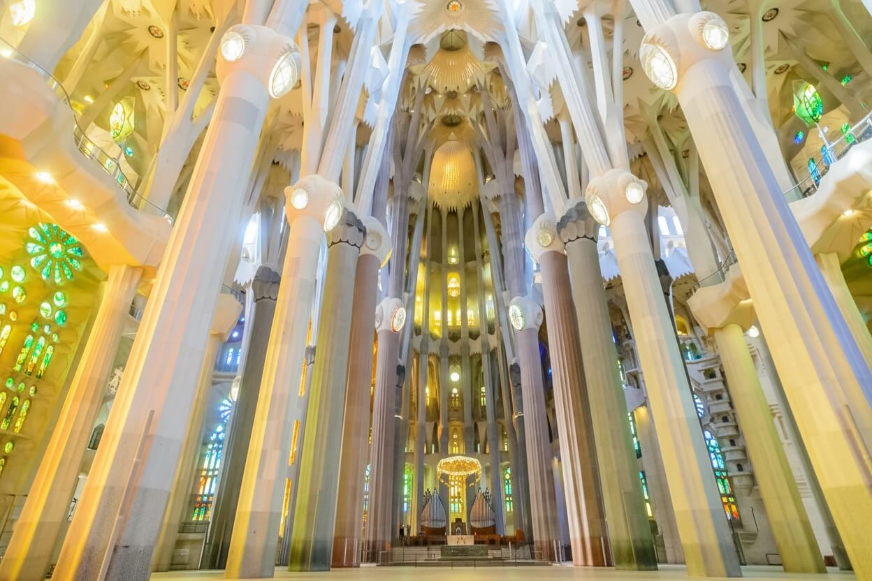 Sculptures naturalistes de la façade de la Nativité