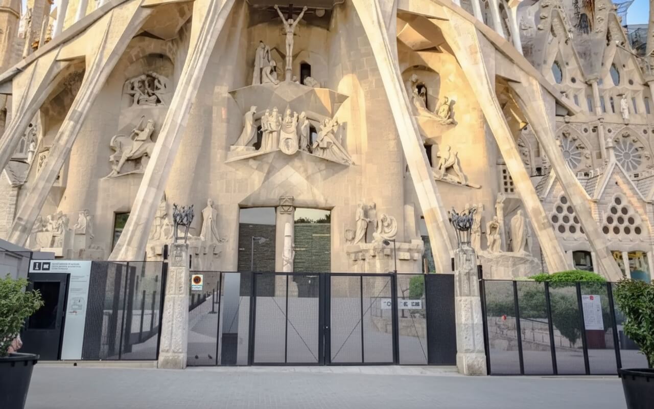 Façade de la Passion aux figures anguleuses