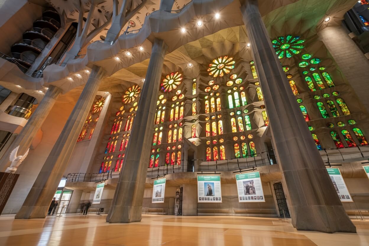 Vitraux de la Sagrada Familia baignés de lumière